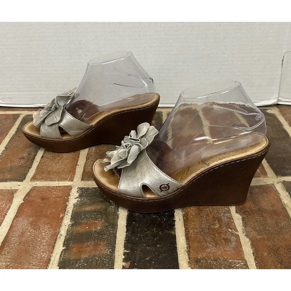 BORN‎ Metallic Gold Leather Wedge Heels Sandals Flower Slide Open Toe Women's 8